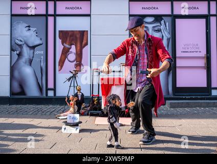 Un interprète avec une marionnette de Michael Jackson dans les rues de Copenhague, Danemark Banque D'Images