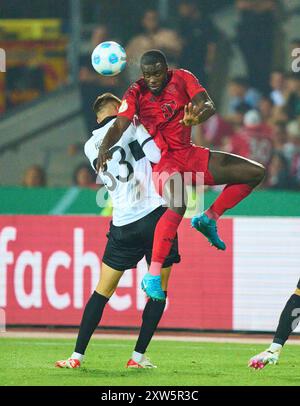 Ulm, Allemagne. 16 août 2024. Dayot Upamecano, FCB 2 concurrencer pour le ballon, tackling, duel, header, zweikampf, action, lutte contre Felix Higl, SSV Ulm 33 dans le match SSV ULM - FC BAYERN MUENCHEN 0-4 DFB-Pokal, Coupe allemande de football, 1.round le 16 août 2024 à Ulm, Allemagne. Saison 2024/2025 photographe : ddp images/STAR-images - LA RÉGLEMENTATION DFB INTERDIT TOUTE UTILISATION DE PHOTOGRAPHIES comme SÉQUENCES D'IMAGES et/ou QUASI-VIDÉO - crédit : ddp Media GmbH/Alamy Live News Banque D'Images