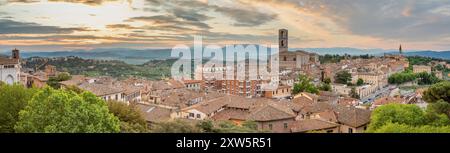 Pérouse - le regard au sud - partie est de la vieille ville avec les églises San Lorenzo et Abbazia di San Pietro dans la matinée Banque D'Images