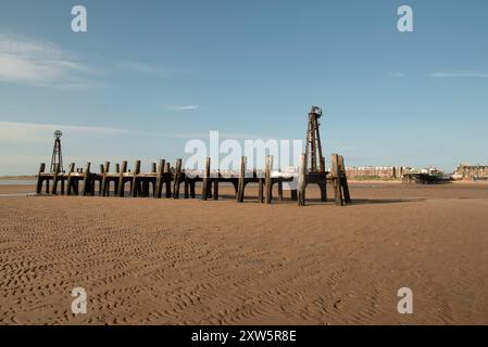 Les vestiges de la jetée d'atterrissage d'Anne's Pier à la plage d'Anne. St Annes-on-the-Sea est une station balnéaire sur la côte de Fylde, dans le Lancashire, au Royaume-Uni. Banque D'Images