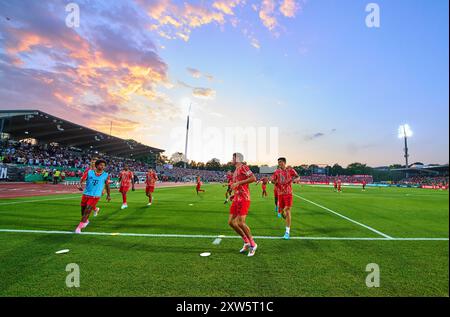 Ulm, Allemagne. 16 août 2024. Équipe du FCB à l'échauffement, Thomas MUELLER, Mueller, FCB 25 MinJae Kim, min-Jae Kim, FCB 3 Serge GNABRY, FCB 7 dans le match SSV ULM - FC BAYERN MUENCHEN 0-4 DFB-Pokal, Coupe allemande de football, 1.round le 16 août 2024 à Ulm, Allemagne. Saison 2024/2025 photographe : ddp images/STAR-images - LA RÉGLEMENTATION DFB INTERDIT TOUTE UTILISATION DE PHOTOGRAPHIES comme SÉQUENCES D'IMAGES et/ou QUASI-VIDÉO - crédit : ddp Media GmbH/Alamy Live News Banque D'Images