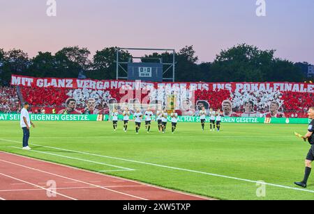 Ulm, Allemagne. 16 août 2024. Entraîneur Vincent Kompany (FCB), team manager, coach, entraîneur, fans du FCB avec choréo avant le match SSV ULM - FC BAYERN MUENCHEN 0-4 DFB-Pokal, Coupe allemande de football, 1.round le 16 août 2024 à Ulm, Allemagne. Saison 2024/2025 photographe : ddp images/STAR-images - LA RÉGLEMENTATION DFB INTERDIT TOUTE UTILISATION DE PHOTOGRAPHIES comme SÉQUENCES D'IMAGES et/ou QUASI-VIDÉO - crédit : ddp Media GmbH/Alamy Live News Banque D'Images