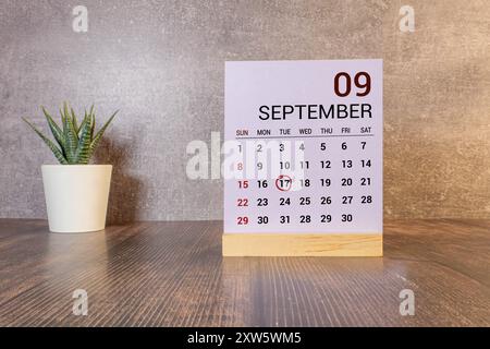 17e jour de septembre. Écrire à la main LA DATE D'ÉCHÉANCE DU texte le 17 septembre et l'encercler. Date d'échéance du paiement. Concept commercial. Automne mois, jour Banque D'Images