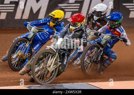 #71 Maciej Janowski de Pologne (rouge), #95 Bartosz Zmarzlik de Pologne (jaune), #99 Dan Bewley de Royaume-Uni (bleu) et #201 Jan Kvech de République tchèque (blanc) en Heat 14 lors du FIM Speedway Grand Prix de Grande-Bretagne 2024 au Principality Stadium de Cardiff, pays de Galles, Royaume-Uni le 17 août 2024 (photo par Andrew SURMA/ Credit : Sipa USA/Alamy Live News Banque D'Images