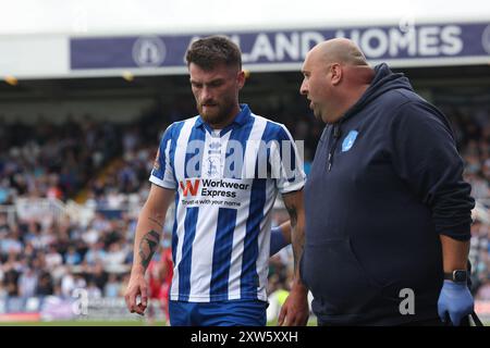 Luke Charman de Hartlepool United quitte le terrain blessé accompagné du physiothérapeute de Hartlepool United Danny O'Connor lors du match de la Ligue nationale de Vanarama entre Hartlepool United et Southend United à Victoria Park, Hartlepool, samedi 17 août 2024. (Photo : Mark Fletcher | mi News) crédit : MI News & Sport /Alamy Live News Banque D'Images