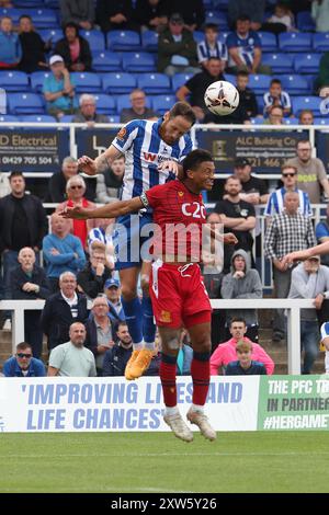 Tom Parkes de Hartlepool United défie une tête avec Nathan Ralph de Southend United lors du match de Vanarama National League entre Hartlepool United et Southend United à Victoria Park, Hartlepool le samedi 17 août 2024. (Photo : Mark Fletcher | mi News) crédit : MI News & Sport /Alamy Live News Banque D'Images