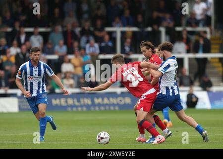 Anthony Mancini de Hartlepool United affronte James Mortond de Southend United lors du match de Vanarama National League entre Hartlepool United et Southend United à Victoria Park, Hartlepool le samedi 17 août 2024. (Photo : Mark Fletcher | mi News) crédit : MI News & Sport /Alamy Live News Banque D'Images