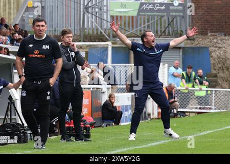 Le manager de Hartlepool, Darren Sarll, gesticule depuis la ligne de touche lors du match de Vanarama National League entre Hartlepool United et Southend United à Victoria Park, Hartlepool, samedi 17 août 2024. (Photo : Mark Fletcher | mi News) crédit : MI News & Sport /Alamy Live News Banque D'Images