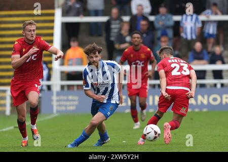 Anthony Mancini de Hartlepool United affronte James Mortond de Southend United lors du match de Vanarama National League entre Hartlepool United et Southend United à Victoria Park, Hartlepool le samedi 17 août 2024. (Photo : Mark Fletcher | mi News) crédit : MI News & Sport /Alamy Live News Banque D'Images