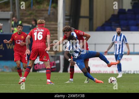 Mani Dieseruvwe de Hartlepool United IW Ollie Kensdale de Southend United lors du match de Vanarama National League entre Hartlepool United et Southend United à Victoria Park, Hartlepool le samedi 17 août 2024. (Photo : Mark Fletcher | mi News) crédit : MI News & Sport /Alamy Live News Banque D'Images