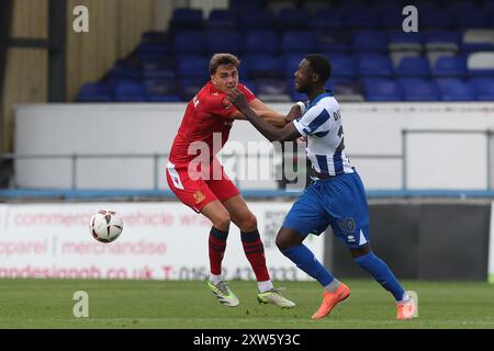 Mani Dieseruvwe de Hartlepool United IW Ollie Kensdale de Southend United lors du match de Vanarama National League entre Hartlepool United et Southend United à Victoria Park, Hartlepool le samedi 17 août 2024. (Photo : Mark Fletcher | mi News) crédit : MI News & Sport /Alamy Live News Banque D'Images