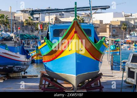 Malte, port de Marsaxlokk. Bateau de pêche maltais traditionnel coloré appelé luzzu. Banque D'Images