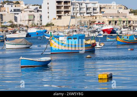 Malte, port de Marsaxlokk. Luzzijiet, pluriel de luzzu, bateaux de pêche traditionnels maltais colorés. Banque D'Images