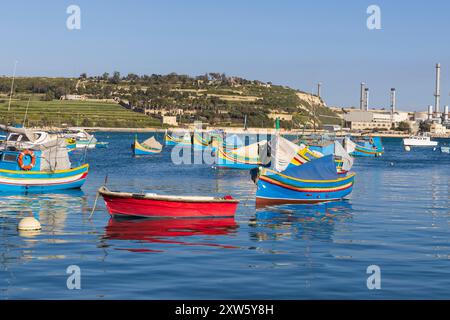 Malte, port de Marsaxlokk. Luzzijiet, pluriel de luzzu, bateaux de pêche traditionnels maltais colorés. Banque D'Images