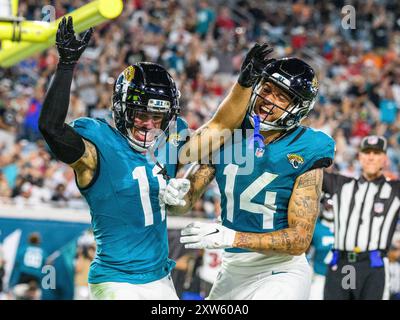 17 août 2024 : le receveur Parker Washington (11 ans) des Jaguars de Jacksonville célèbre après avoir marqué avec Elijah Cooks (14 ans), receveur des Jaguars de Jacksonville, au deuxième quart-temps lors d'un match de pré-saison contre les Buccaneers de Tampa Bay à Jacksonville, en Floride. Romeo T Guzman/Cal Sport Media Banque D'Images