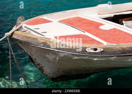 Proue d'un vieux bateau de pêche flottant. Un bateau de pêche attaché à une jetée. Banque D'Images