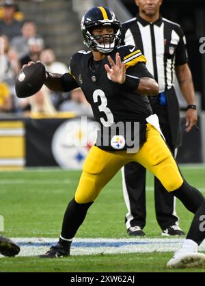 Pittsburgh, États-Unis. 17 août 2024. Russell Wilson (3), le quarterback des Steelers de Pittsburgh, se lance dans le premier quart-temps contre les Bills de Buffalo au stade Acrisure le samedi 17 août 2024 à Pittsburgh. Photo par Archie Carpenter/UPI crédit : UPI/Alamy Live News Banque D'Images