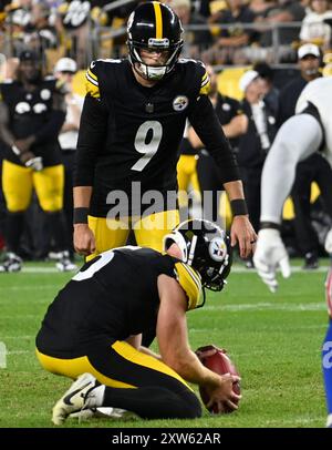 Pittsburgh, États-Unis. 17 août 2024. Pittsburgh Steelers Kicker Chris Boswell fait le lien avec un field goal en fin de deuxième quart-temps contre les Bills de Buffalo au stade Acrisure le samedi 17 août 2024 à Pittsburgh. Photo par Archie Carpenter/UPI crédit : UPI/Alamy Live News Banque D'Images