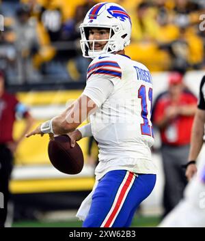 Pittsburgh, États-Unis. 17 août 2024. Mitchell Trubisky (11 ans), le quarterback des Buffalo Bills, se lance dans le deuxième quart-temps contre les Steelers de Pittsburgh au stade Acrisure, le samedi 17 août 2024 à Pittsburgh. Photo par Archie Carpenter/UPI crédit : UPI/Alamy Live News Banque D'Images