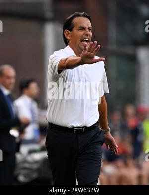 Gênes, Italie. 17 août 2024. Simone Inzaghi, entraîneur-chef de l'Inter Milan, fait des gestes lors d'un match de football de Serie A entre Gênes et l'Inter Milan à Gênes, Italie, le 17 août 2024. Crédit : Augusto Casasoli/Xinhua/Alamy Live News Banque D'Images
