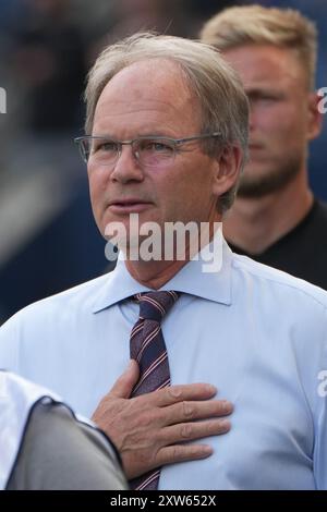 Seattle, États-Unis. 17 août 2024. Brian Schmetzer, entraîneur-chef du Sounders FC, représente l'hymne national avant un match de la Leagues Cup contre le LAFC= au Lumen Field à Seattle, Washington, le 17 août 2024. (Crédit photo Nate Koppelman/Sipa USA) crédit : Sipa USA/Alamy Live News Banque D'Images