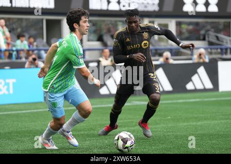 Seattle, États-Unis. 17 août 2024. Le milieu de terrain des Seattle Sounders FC Paul Rothrock (14 ans) cherche une passe contre le défenseur du LAFC Jesús Murillo (3 ans) dans un match de la Coupe des ligues au Lumen Field à Seattle, Washington, le 17 août 2024. (Crédit photo Nate Koppelman/Sipa USA) crédit : Sipa USA/Alamy Live News Banque D'Images