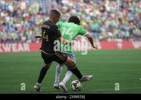 Seattle, États-Unis. 17 août 2024. Le milieu de terrain des Seattle Sounders FC Paul Rothrock (14 ans) protège le ballon du défenseur du LAFC Sergi Palencia (14 ans) lors d'un match de la Coupe des ligues au Lumen Field à Seattle, Washington, le 17 août 2024. (Crédit photo Nate Koppelman/Sipa USA) crédit : Sipa USA/Alamy Live News Banque D'Images