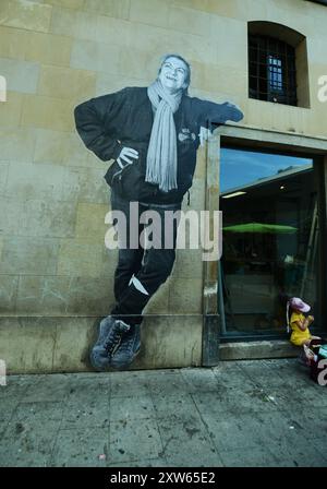 Une belle murale sur un bâtiment de la Plaça de Sant Galdric à Barcelone, Espagne. Banque D'Images