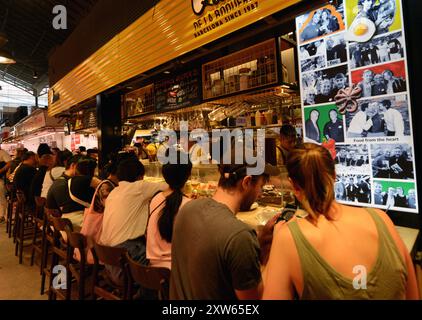 El Quim de la Boqueria Tapas Bar au Mercat de la Boqueria à Barcelone, Espagne. Banque D'Images