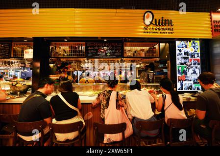 El Quim de la Boqueria Tapas Bar au Mercat de la Boqueria à Barcelone, Espagne. Banque D'Images