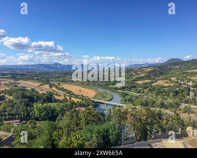 Vue sur la ville de Sisteron depuis la Beaume dans la région des haute provence en France avec vue sur l'autoroute traversant la rivière Beaume Banque D'Images