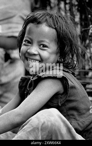 Une jeune fille du Népal donne un sourire heureux - Katmandou, Népal 1988 Banque D'Images