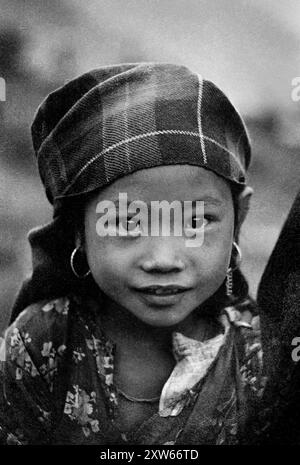 Une fille tribale népalaise dans les collines moyennes du Népal sur le trek Bodha Himal - Népal 1988 Banque D'Images