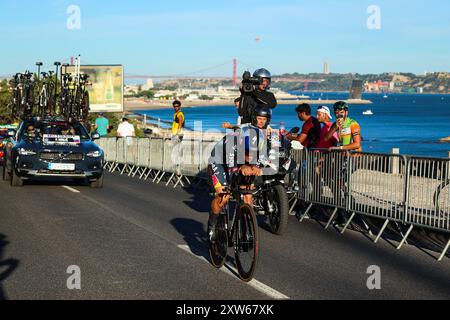 Oeiras, Portugal. 17 août 2024. Primoz Roglic de Slovénie de l'équipe Red Bull Bora - hansgrohe sprints lors de la 79e la Vuelta Ciclista a Espana 2024, étape 1 une étape de contre-la-montre individuelle de Lisbonne à Oeiras. Crédit : SOPA images Limited/Alamy Live News Banque D'Images