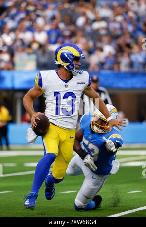 17 août 2024 le quarterback des Rams de Los Angeles Stetson Bennett (13 ans) se bat avec le ballon lors du match de pré-saison de la NFL contre les Rams de Los Angeles à Inglewood, en Californie. Crédit photo obligatoire : Charles Baus/CSM Banque D'Images