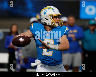 17 août 2024 le quarterback Easton Stick des Los Angeles Chargers (2) lance une passe lors du match de pré-saison de la NFL contre les Rams de Los Angeles à Inglewood, en Californie. Crédit photo obligatoire : Charles Baus/CSM Banque D'Images