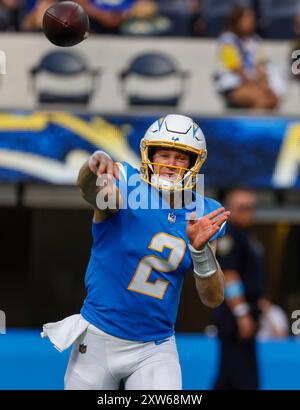 17 août 2024 le quarterback Easton Stick des Los Angeles Chargers (2) lance une passe lors du match de pré-saison de la NFL contre les Rams de Los Angeles à Inglewood, en Californie. Crédit photo obligatoire : Charles Baus/CSM Banque D'Images