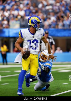 17 août 2024 le quarterback des Rams de Los Angeles Stetson Bennett (13 ans) se bat avec le ballon lors du match de pré-saison de la NFL contre les Rams de Los Angeles à Inglewood, en Californie. Crédit photo obligatoire : Charles Baus/CSM Banque D'Images