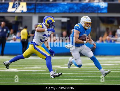 17 août 2024 le quarterback Easton Stick des Los Angeles Chargers (2) se bat avec le ballon lors du match de football de la NFL de pré-saison contre les Rams de Los Angeles à Inglewood, en Californie. Crédit photo obligatoire : Charles Baus/CSM Banque D'Images