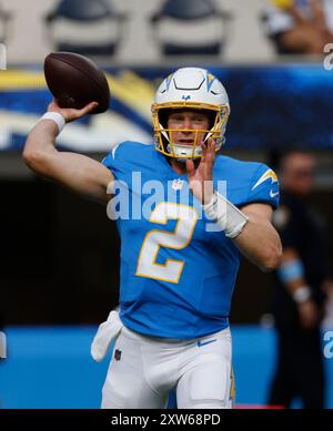 17 août 2024 le quarterback Easton Stick des Los Angeles Chargers (2) lance une passe lors du match de pré-saison de la NFL contre les Rams de Los Angeles à Inglewood, en Californie. Crédit photo obligatoire : Charles Baus/CSM Banque D'Images