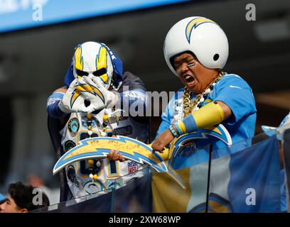 17 août 2024 les fans des Los Angeles Chargers lors du match de pré-saison de la NFL contre les Rams de Los Angeles à Inglewood, en Californie. Crédit photo obligatoire : Charles Baus/CSM Banque D'Images