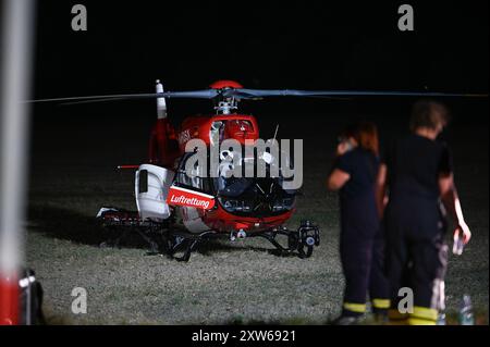 17 août 2024, Saxe, Großpösna : un hélicoptère de sauvetage est en attente au Highfield Festival. Un incendie a éclaté sur la grande roue au Highfield Festival près de Leipzig dans la soirée. Plusieurs personnes ont été blessées, certaines grièvement. Photo : Heiko Rebsch/dpa Banque D'Images