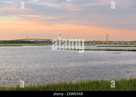 Vue sur bogue Sound et le pont Emerald isle depuis le quai du parc Emerald Isle Woods au coucher du soleil. Caroline du Nord. ÉTATS-UNIS Banque D'Images