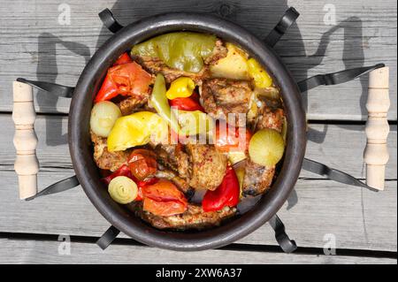 Plat traditionnel des Balkans. Sac. viande cuite au four avec des légumes Banque D'Images