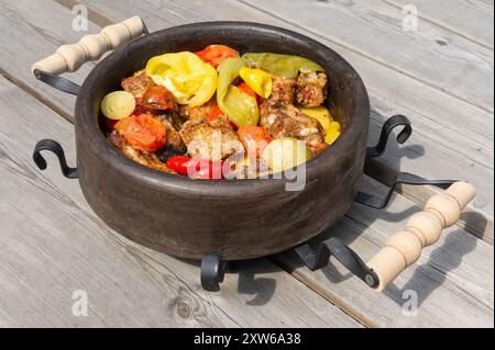 Plat traditionnel des Balkans. Sac. viande cuite au four avec des légumes Banque D'Images