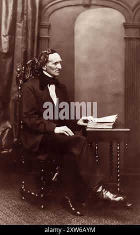 Portrait assis d’Elihu Burritt (1810-1879), diplomate américain, philanthrope et militant social impliqué dans les questions de paix mondiale, de tempérance et d’abolition de l’esclavage. En 1864, Burritt est nommé consul des États-Unis à Birmingham, en Angleterre, par le président Abraham Lincoln. (Photo c1862) Banque D'Images