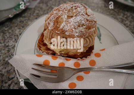 Dessert français : Paris-Brest à Colmar, France Banque D'Images