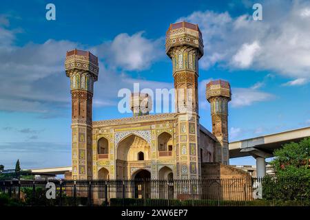 Chauburji Chowk Lahore, Monument des quatre tours, architecture islamique de l'ère moghole Banque D'Images