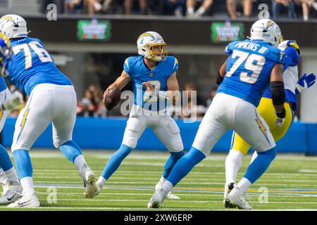 Los Angeles, Californie, États-Unis. 17 août 2024. Le quarterback Easton Stick #2 des Los Angeles Chargers semble passer contre les Rams de Los Angeles lors d'un match de pré-saison de football de la NFL au SoFi Stadium, samedi 17 août 2024, à Inglewood, Calif. (crédit image : © Ringo Chiu/ZUMA Press Wire) USAGE ÉDITORIAL SEULEMENT! Non destiné à UN USAGE commercial ! Banque D'Images