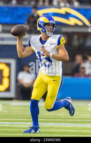 Los Angeles, Californie, États-Unis. 17 août 2024. Le quarterback des Rams de Los Angeles Stetson Bennett #13 semble passer contre les Chargers de Los Angeles lors d'un match de pré-saison de football de la NFL au SoFi Stadium, samedi 17 août 2024, à Inglewood, Calif. (crédit image : © Ringo Chiu/ZUMA Press Wire) USAGE ÉDITORIAL SEULEMENT! Non destiné à UN USAGE commercial ! Banque D'Images